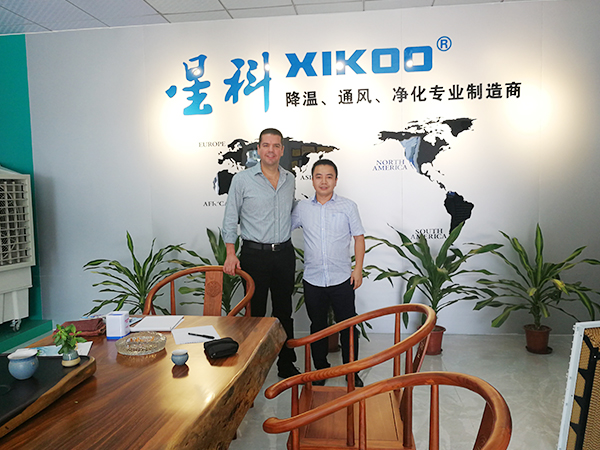 法國(guó)客戶(hù)留影 法國(guó)客戶(hù)留影